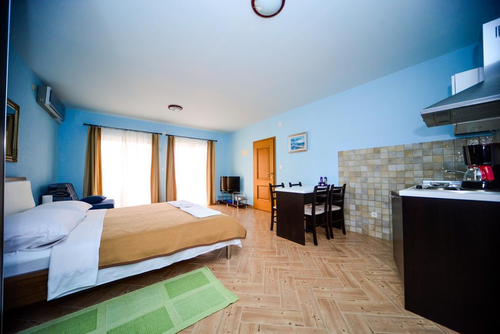 Apartments Dalmacija Starigrad Paklenica Room photo